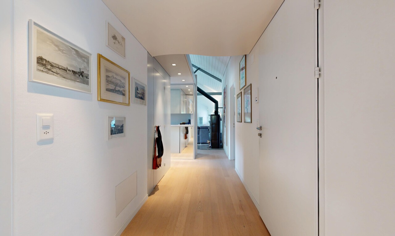halle / korridor mit einbauleuchten, drywall, gipskartonwand, wood finish floor, und holzfußboden