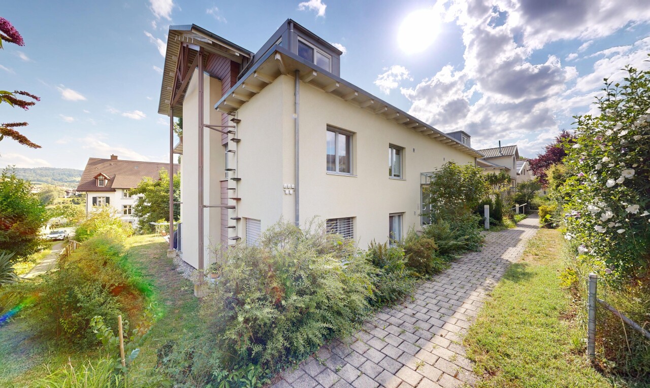 außenansicht mit stuckverkleidung und day time
