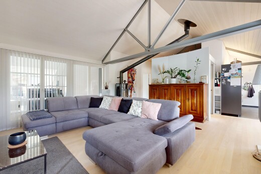 wohnzimmer mit vaulted ceiling, dachschräge, wood finish floor, holzfußboden, und inside property