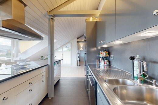 küche mit dunstabzugshaube, waschbecken, dark floor, herd, und high end ceiling