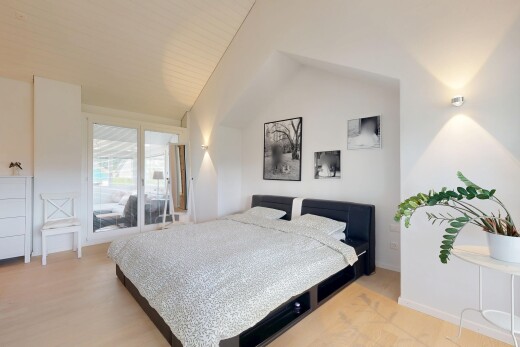 zimmer / schlafzimmer mit drywall, gipskartonwand, vaulted ceiling, dachschräge, und high ceiling