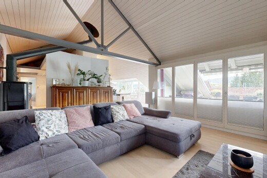wohnzimmer mit vaulted ceiling, dachschräge, deckenventilator, holzofen, und inside property