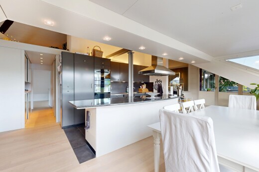küche mit einbauleuchten, dunstabzugshaube, wood finish floor, holzfußboden, und full kitchen