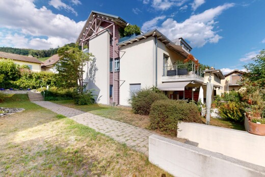 außenansicht mit balkon, day time, stuckverkleidung, und property visible