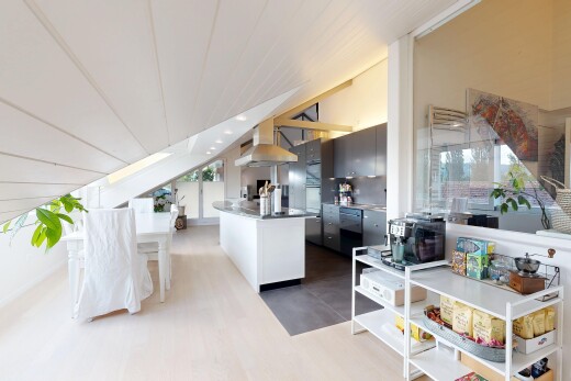 küche mit schränke mit flachen paneelen, flat panel cabinets, einbauleuchten, curved countertops, und wood finish floor