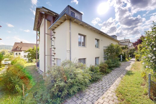 außenansicht mit stuckverkleidung und day time