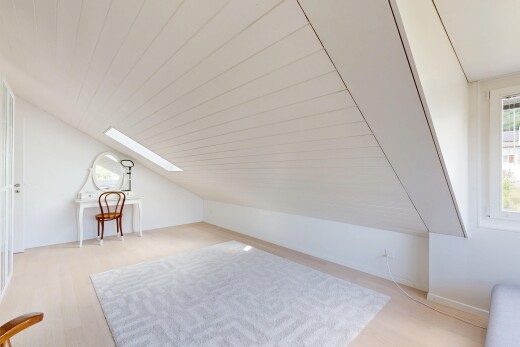 leerer raum mit low ceiling, niedrige decke, zusätzliches zimmer, vaulted ceiling, und dachschräge