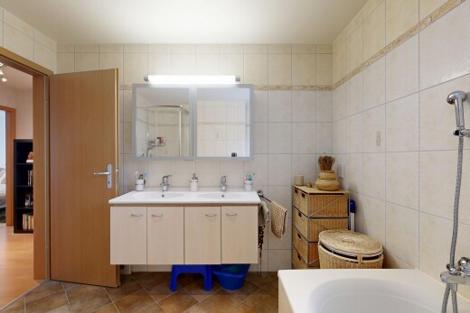 salle de bains avec salle de bain complète, inside property, miroir, double vasque, et mur en carrelage