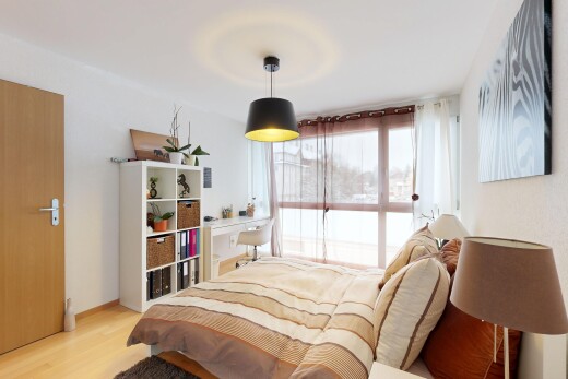 chambre avec lumière naturelle, natural light, inside property, sol en finition bois, et wood finish floor