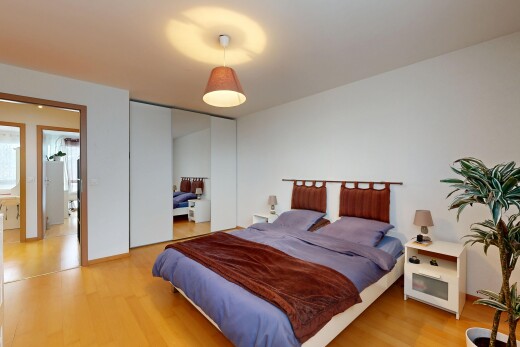 chambre avec placard, inside property, sol en finition bois, wood finish floor, et cloison sèche