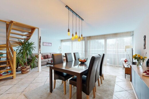 salle à manger avec escaliers, lumière naturelle, natural light, inside property, et télévision