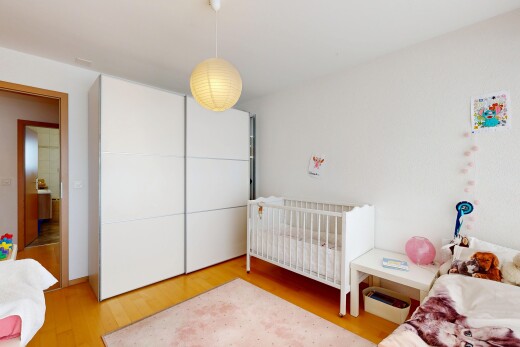 chambre avec sol en finition bois, wood finish floor, cloison sèche, drywall, et nursery