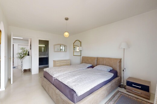 chambre avec cloison sèche, drywall, inside property, salle de bain attenante, et light floor