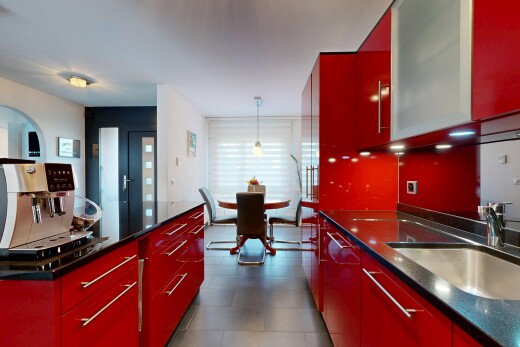 cuisine avec dark countertops, red cabinets, armoires rouges, flat panel cabinets, et armoires à panneau plat