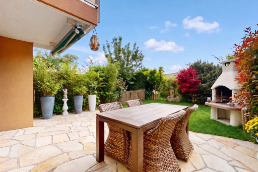 terrasse avec from property, terrasse, coin repas extérieur, day time, et cheminée