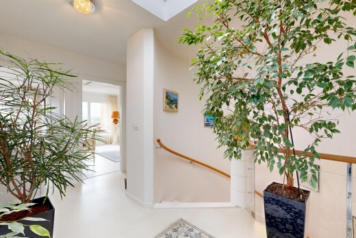 réception / lobby avec drywall, puits de lumière, finished concrete floor, natural light, et inside property