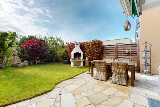 terrasse avec cheminée, from property, coin repas extérieur, day time, et pelouse