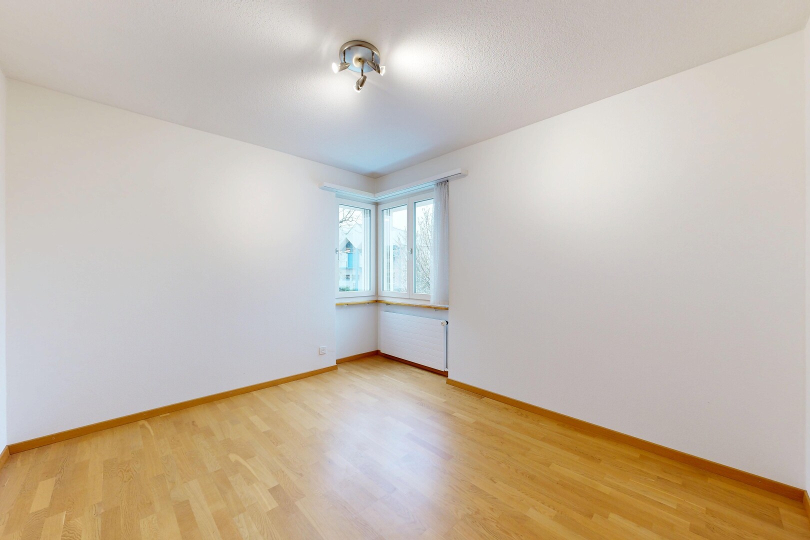 pièce vide avec lumière naturelle, natural light, sol en finition bois, wood finish floor, et cloison sèche