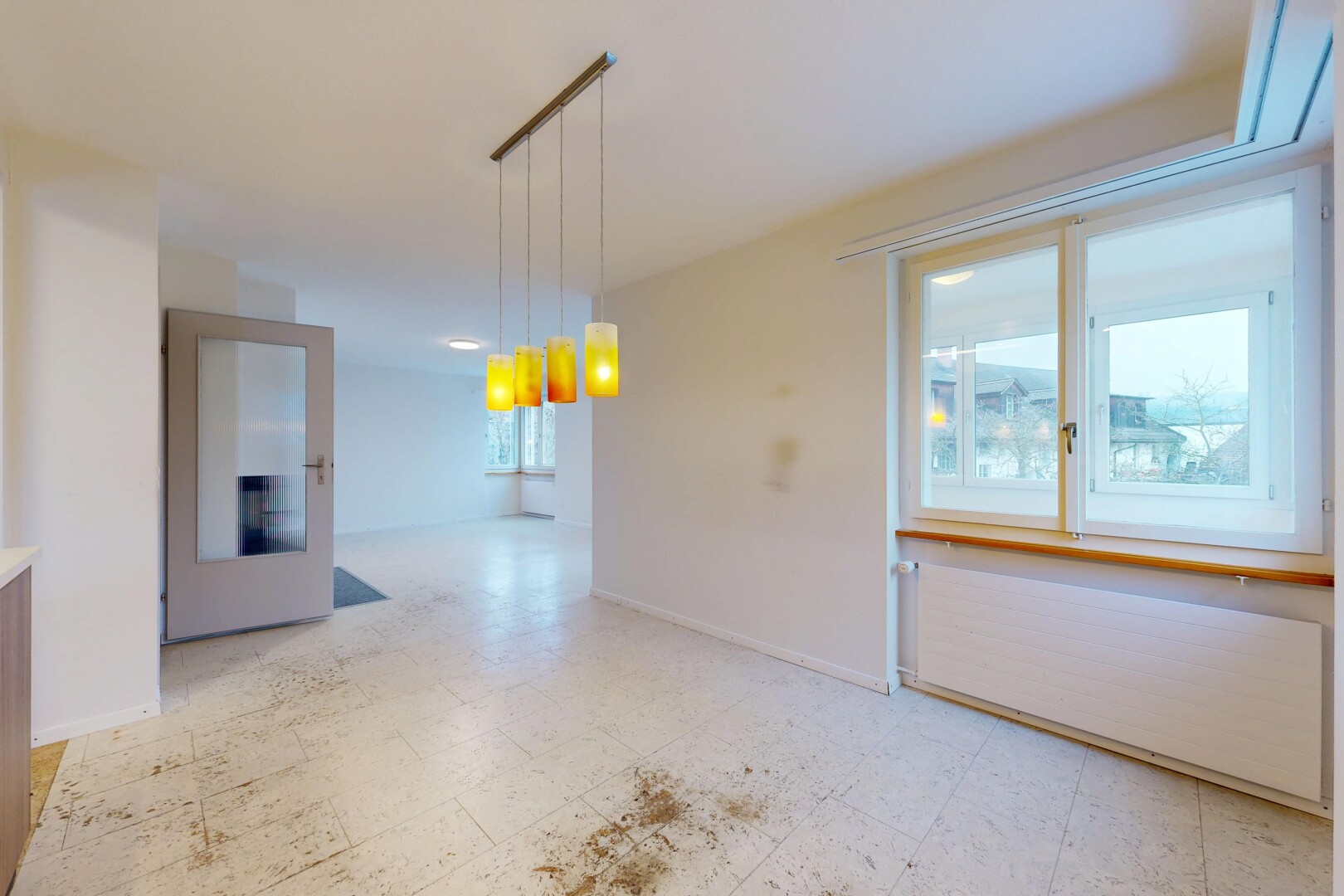 pièce vide avec cloison sèche, drywall, radiateur, sol en vinyle, et vinyl floor