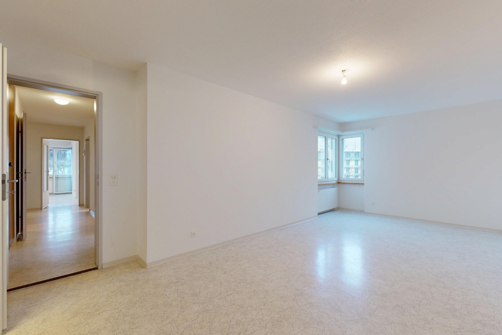 pièce vide avec cloison sèche, drywall, inside property, lumière naturelle, et natural light