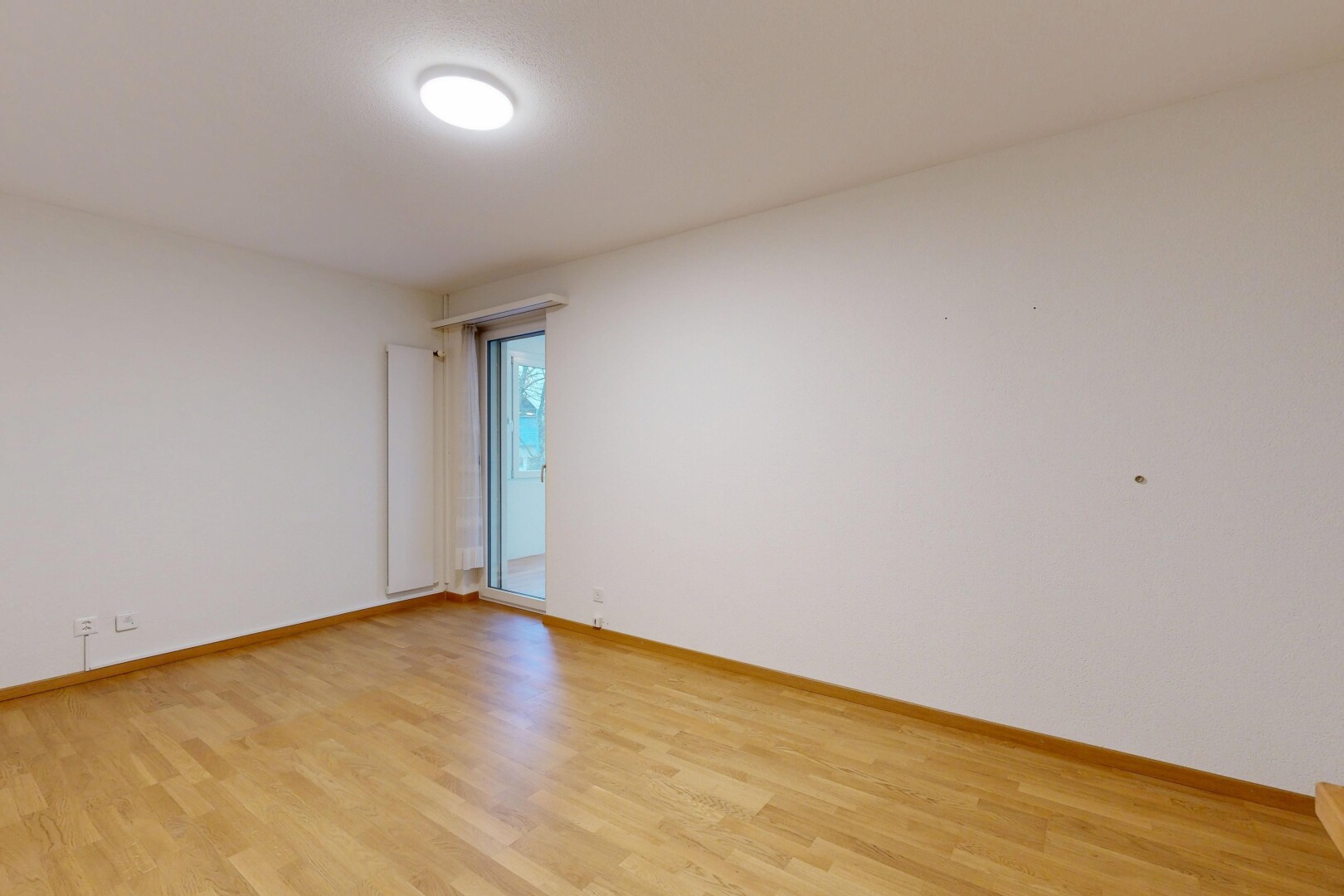 pièce vide avec cloison sèche, drywall, inside property, lumière naturelle, et natural light