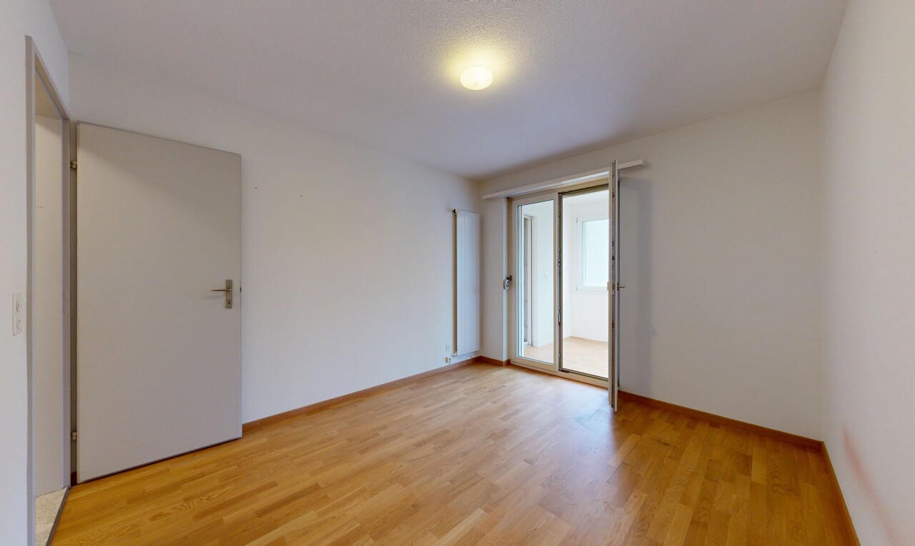pièce vide avec cloison sèche, drywall, sol en finition bois, wood finish floor, et lumière naturelle