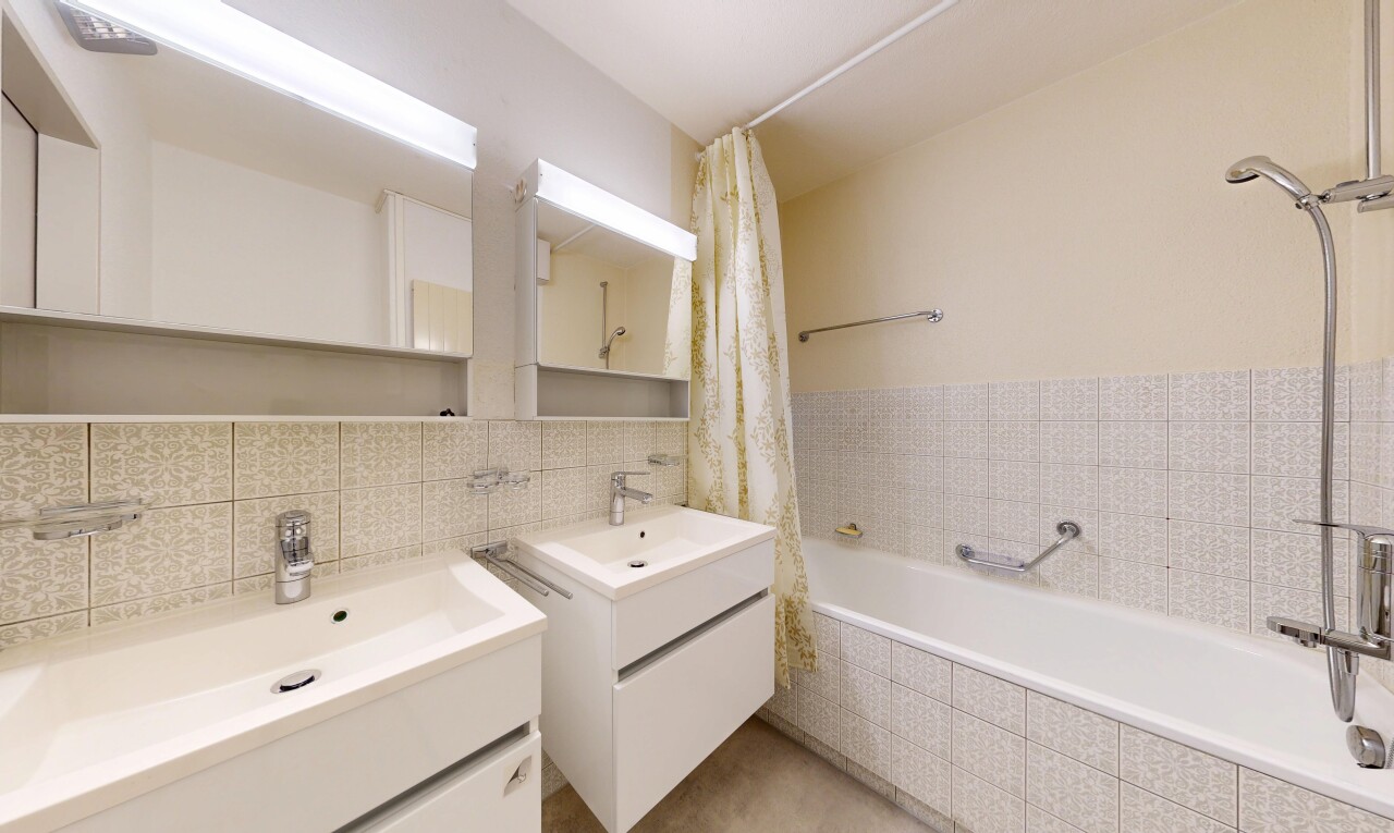 salle de bains avec salle de bain complète, inside property, deux lavabos simples, miroir, et mur en carrelage