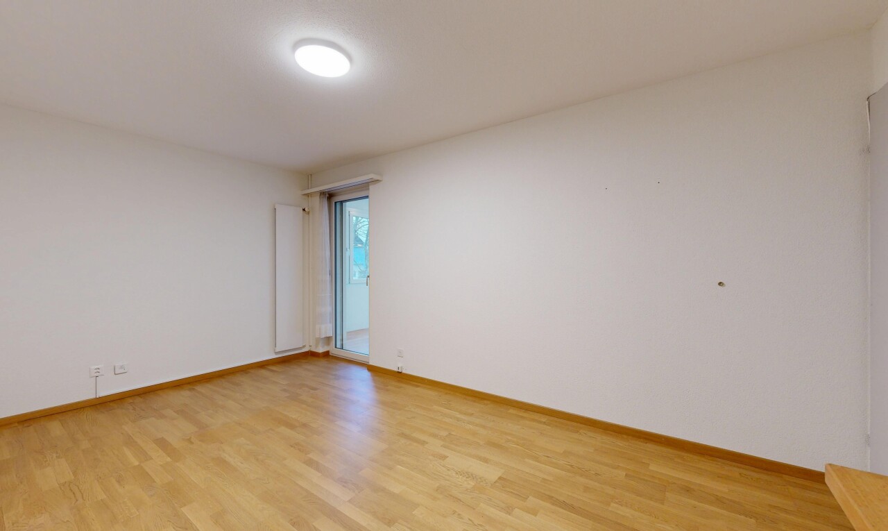 pièce vide avec cloison sèche, drywall, inside property, lumière naturelle, et natural light