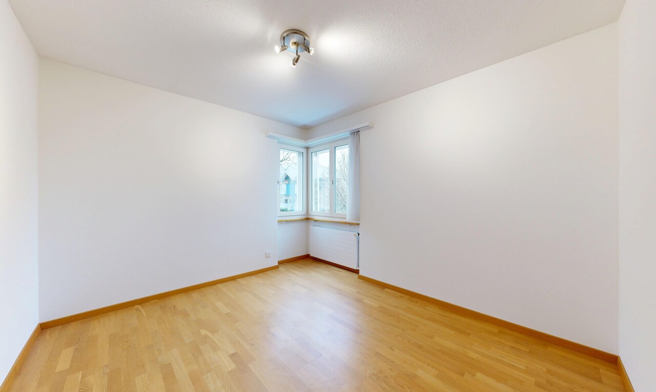 pièce vide avec lumière naturelle, natural light, sol en finition bois, wood finish floor, et cloison sèche