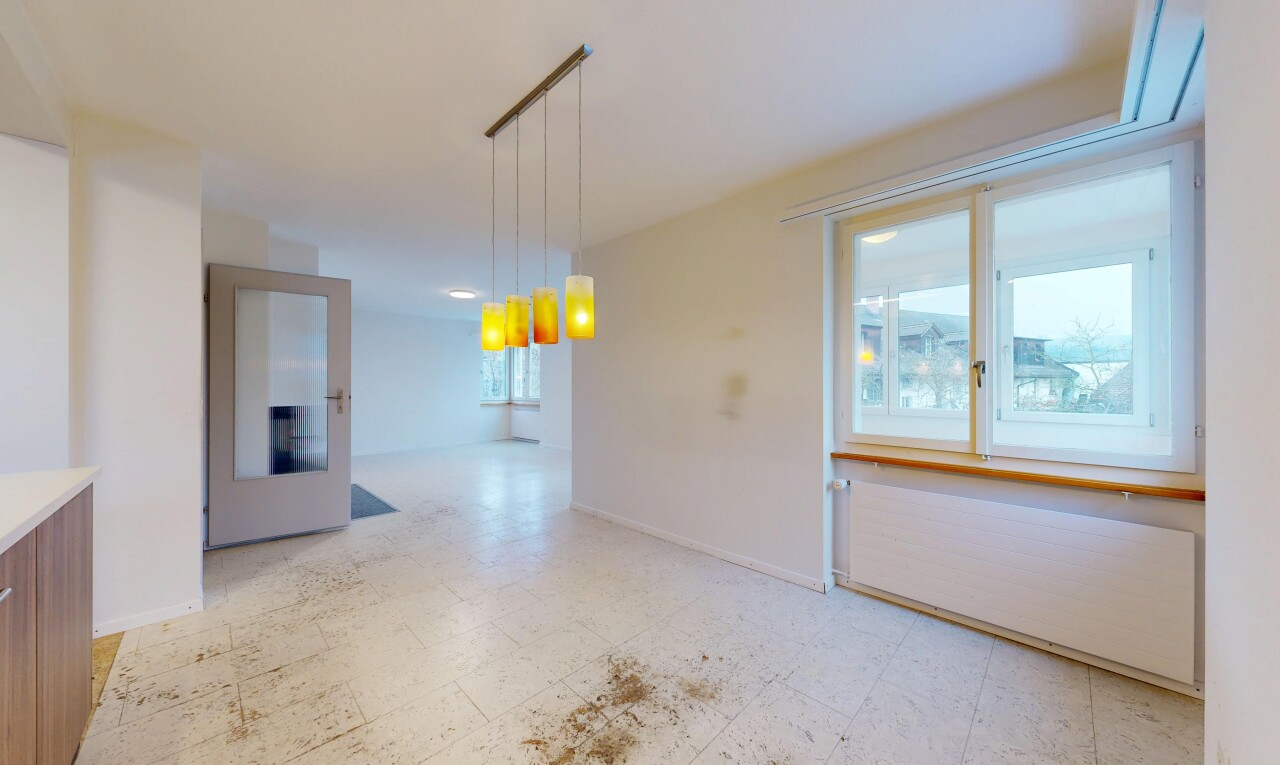 pièce vide avec cloison sèche, drywall, radiateur, sol en vinyle, et vinyl floor