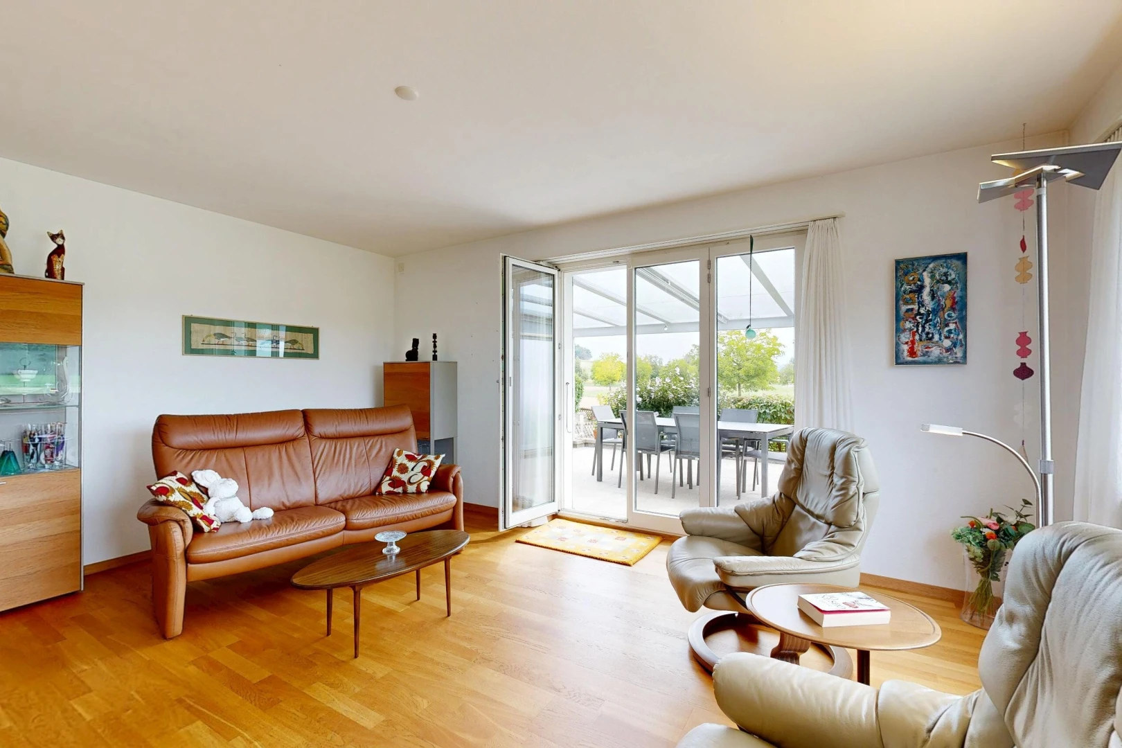 salon avec drywall, cloison sèche, wood finish floor, sol en finition bois, et inside property