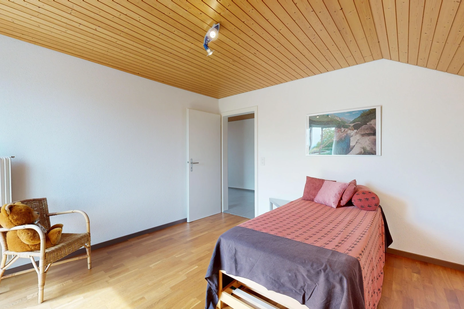 chambre avec éclairage sur rail, wood ceiling, plafond en bois, drywall, et cloison sèche
