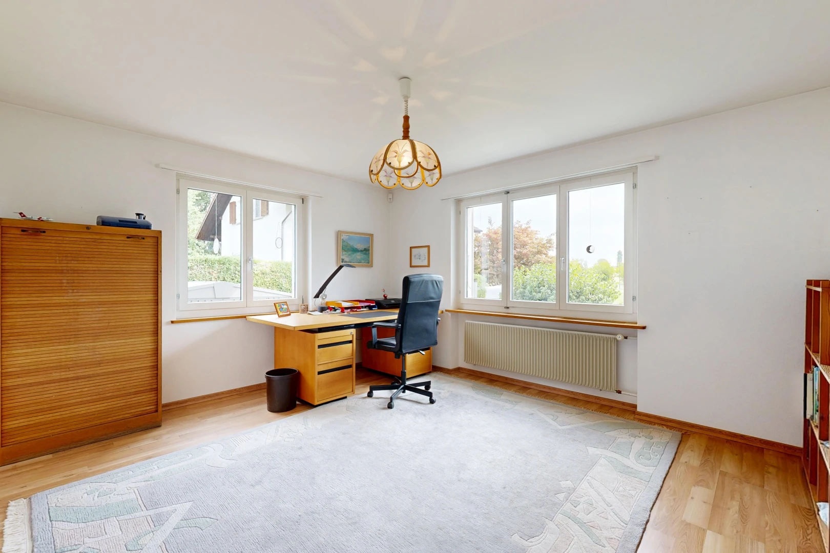 bureau avec radiateur, drywall, cloison sèche, wood finish floor, et sol en finition bois
