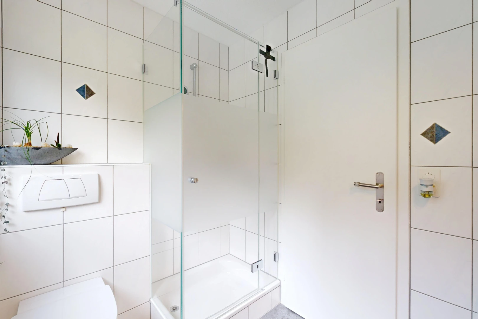 salle de bains avec douche, salle de bain complète, tile wall, mur en carrelage, et inside property