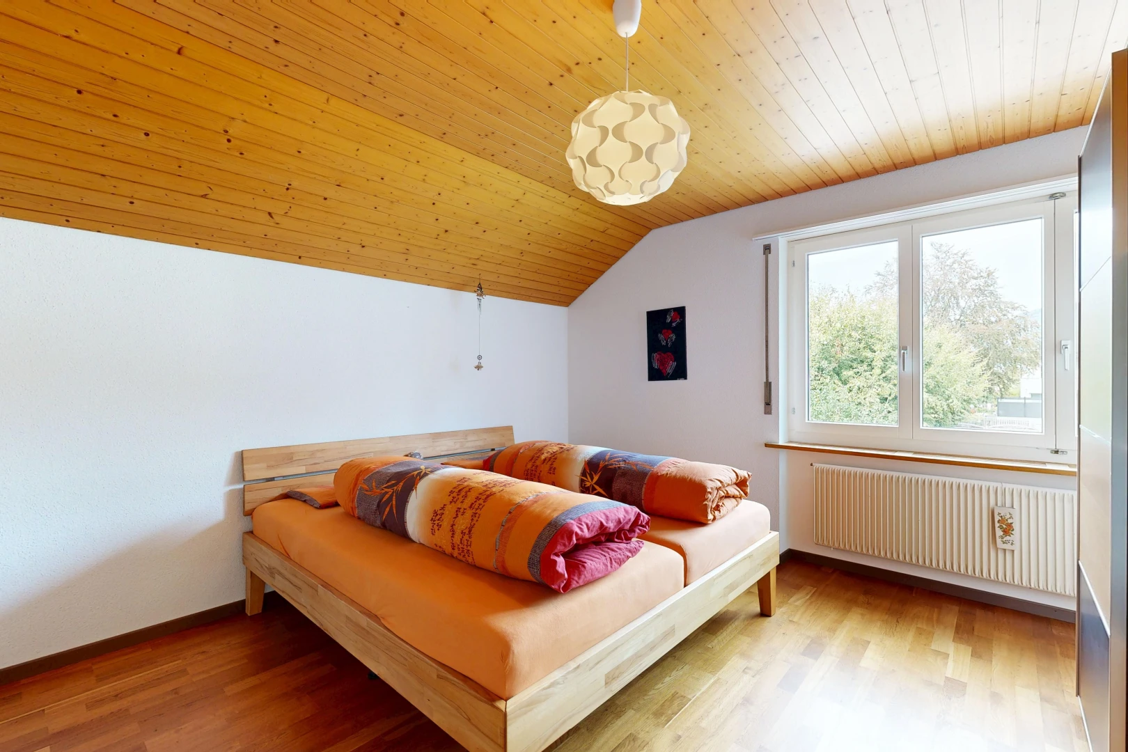 chambre avec radiateur, wood ceiling, plafond en bois, vaulted ceiling, et plafond voûté