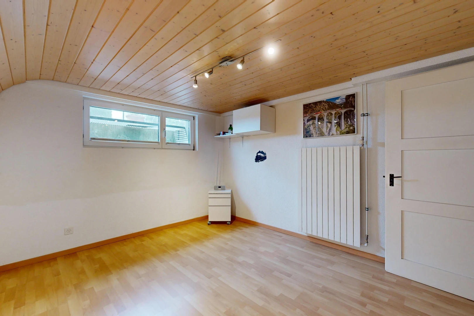 pièce vide avec éclairage sur rail, low ceiling, plafond bas, wood ceiling, et plafond en bois