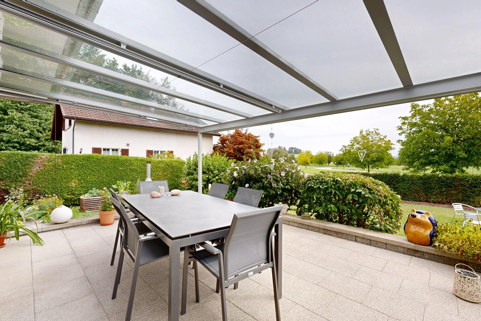 terrasse avec coin repas extérieur, overcast, terrasse, et from property