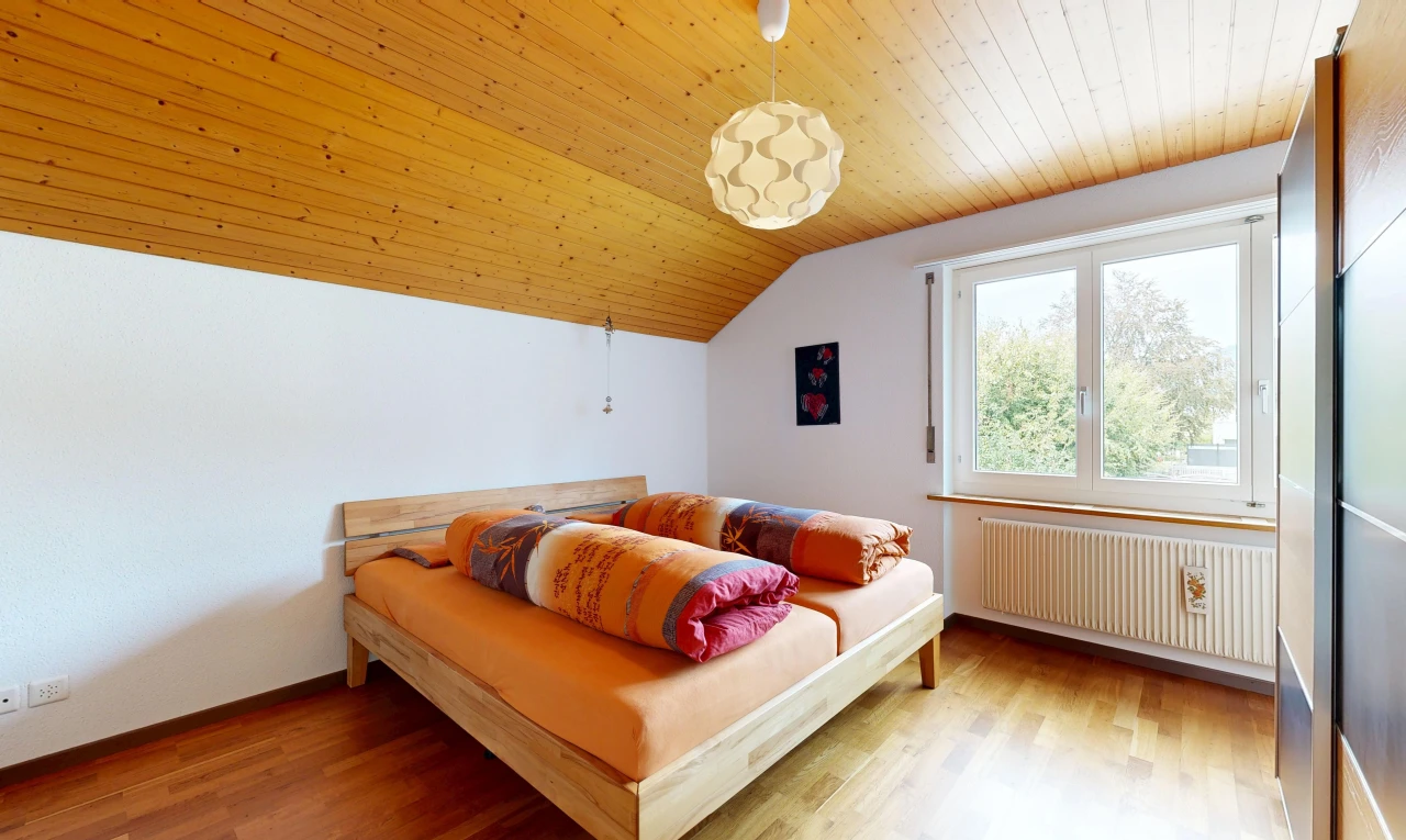 chambre avec radiateur, wood ceiling, plafond en bois, vaulted ceiling, et plafond voûté