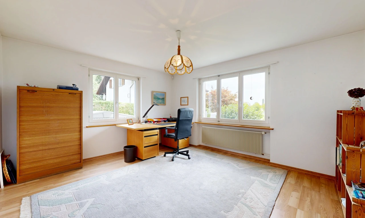 bureau avec radiateur, drywall, cloison sèche, wood finish floor, et sol en finition bois