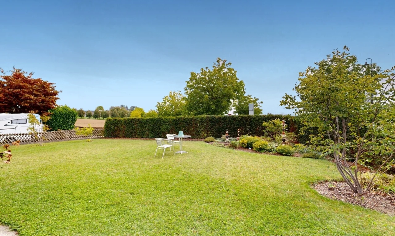 jardin avec pelouse, clôture, from property, et day time