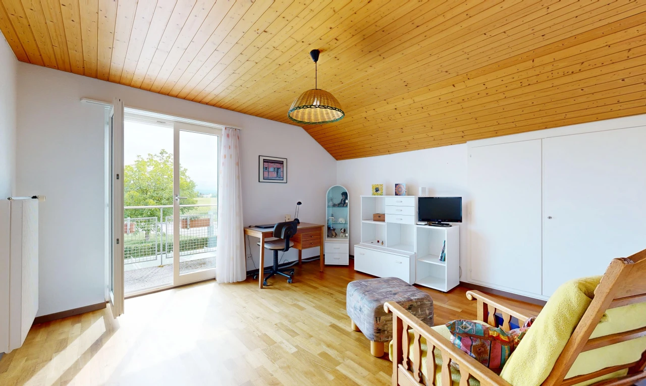 salon avec vaulted ceiling, plafond voûté, espace bureau, wood ceiling, et plafond en bois