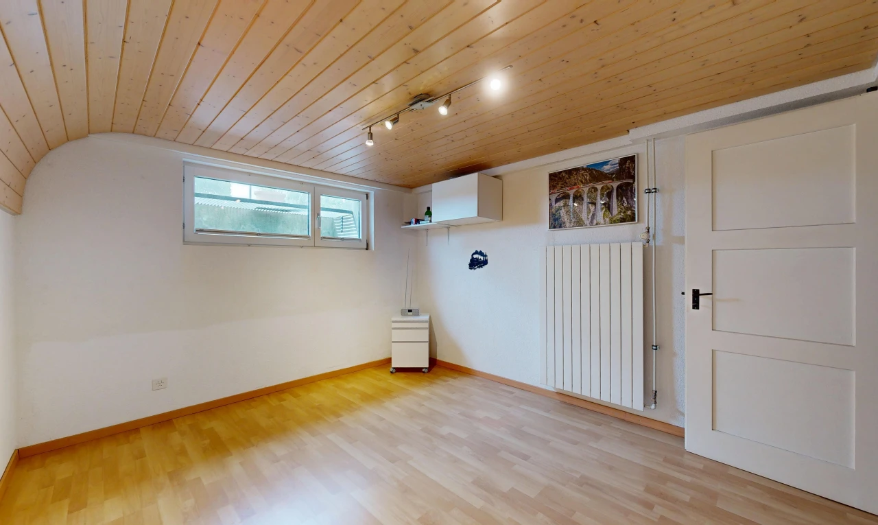 pièce vide avec éclairage sur rail, low ceiling, plafond bas, wood ceiling, et plafond en bois