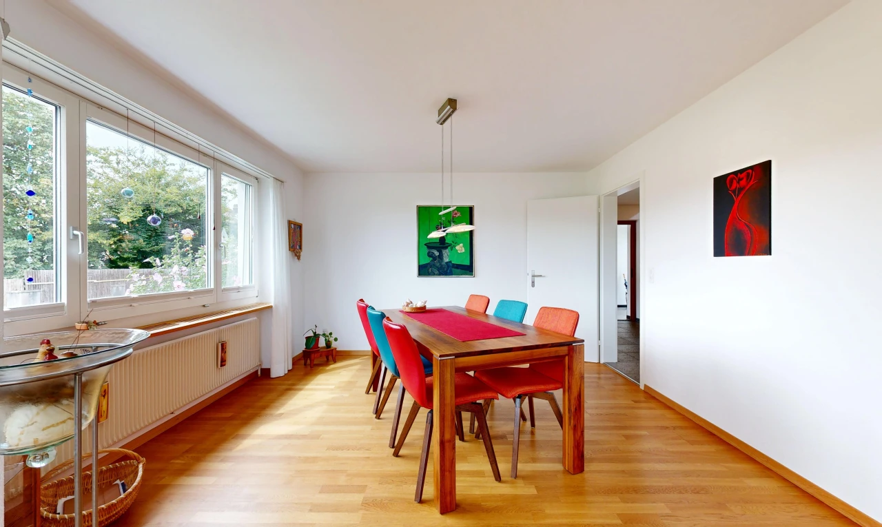 salle à manger avec cloison sèche, drywall, sol en finition bois, wood finish floor, et plinthes murales