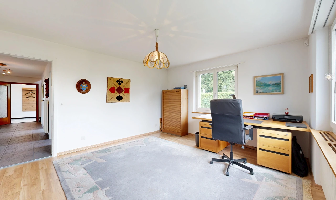 bureau avec drywall, cloison sèche, inside property, wood finish floor, et sol en finition bois