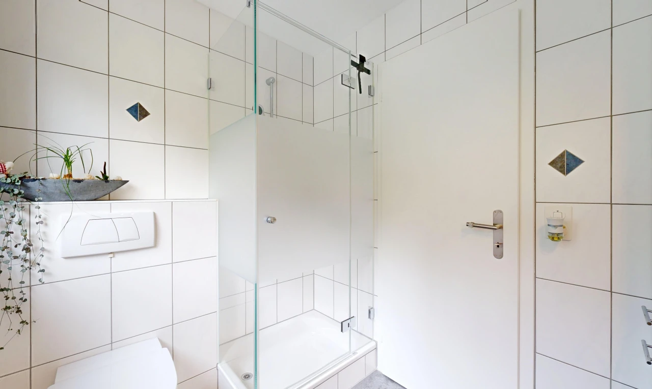 salle de bains avec douche, salle de bain complète, tile wall, mur en carrelage, et inside property