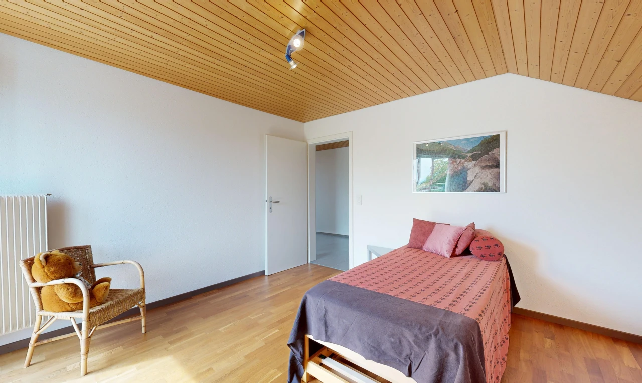 chambre avec éclairage sur rail, wood ceiling, plafond en bois, drywall, et cloison sèche