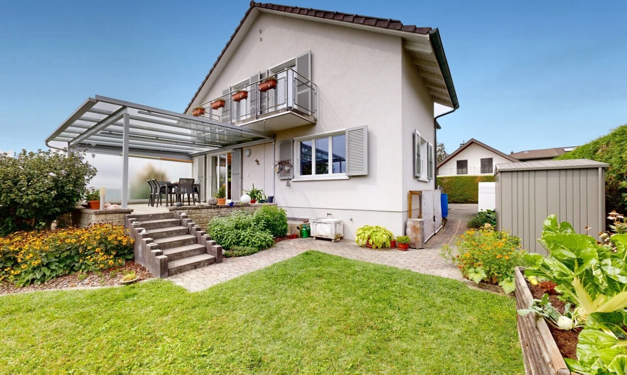 façade avec property visible, pelouse, from property, toit en tuiles, et balcon