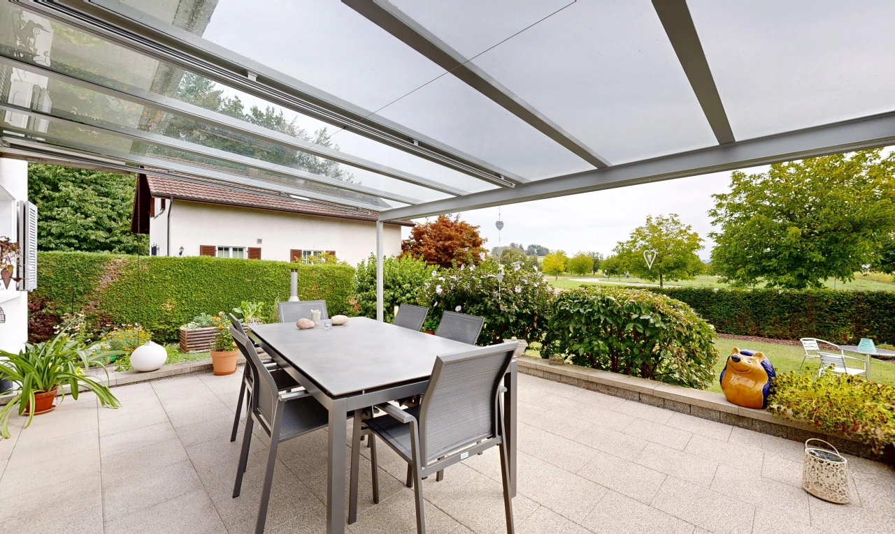 terrasse avec coin repas extérieur, overcast, terrasse, et from property