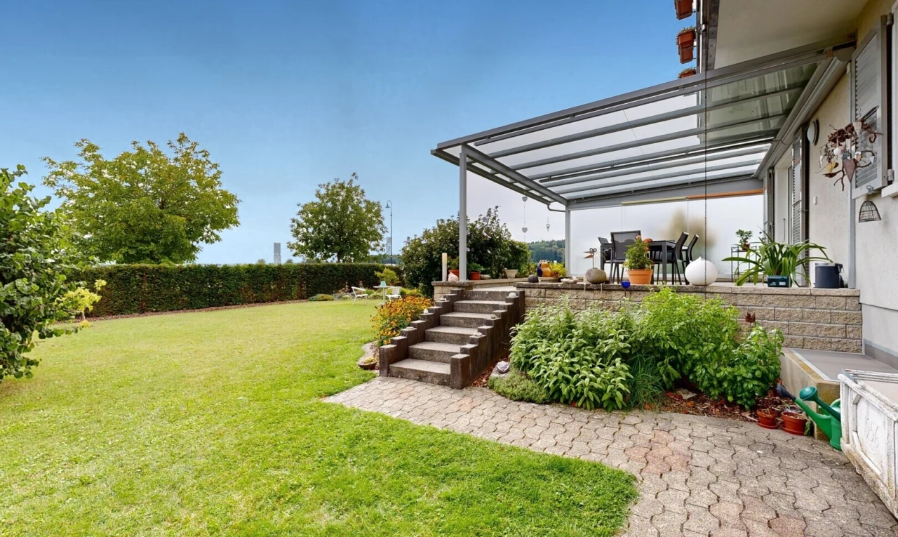jardin avec from property, pelouse, day time, et terrasse