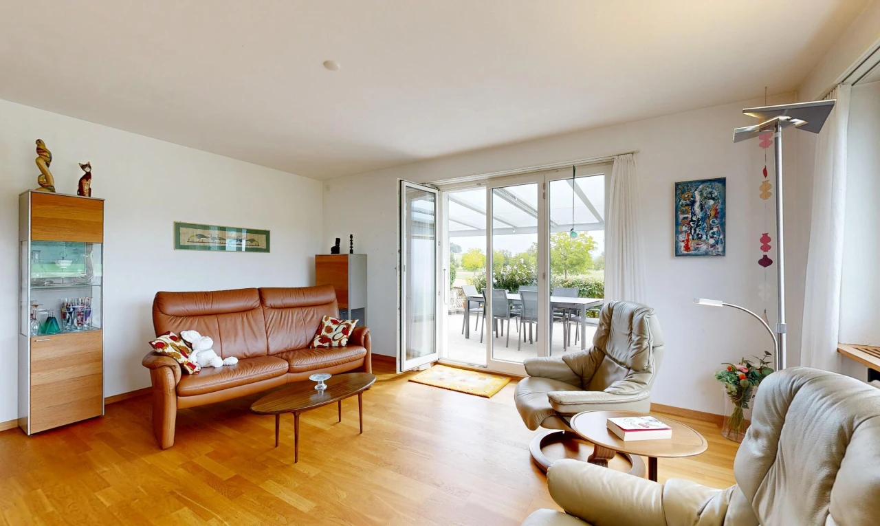 salon avec drywall, cloison sèche, wood finish floor, sol en finition bois, et inside property